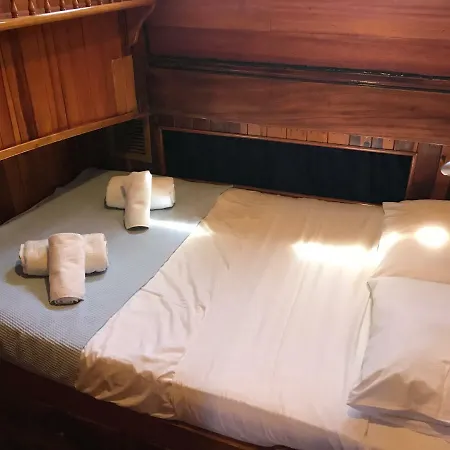 Hotel na wodzie Boat The Umoja Experience