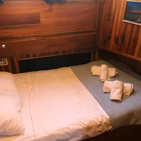 Boat The Umoja Experience Hotel na wodzie *