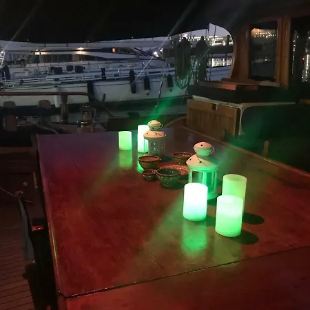 Hotel na wodzie Boat The Umoja Experience
