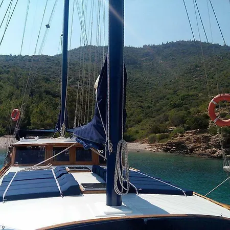 Boat The Umoja Experience Hotel na wodzie *